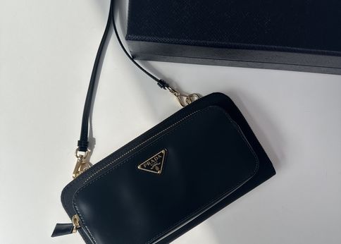 発掘】PRADAのRe-Nylonショルダーウォレットが使えるって噂