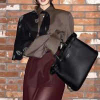 ソリッドなアクセントを添えるベルト付のバッグが大人映えする!