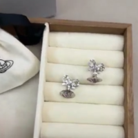 ヴィヴィアンの海外限定『リボンピアス』が争奪戦に!〈BUYMAなら3万円台で入手可能〉