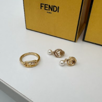 2万円台から手に入る!?ハイブランドのアクセサリーはFENDI(フェンディ)が狙い目♡