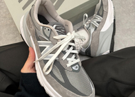 《ニューバランス990V6》冬の一軍になる“グレースニーカー”を推薦!