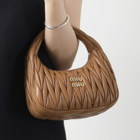 かわいいバッグの代表!MiuMiu『ワンダーバッグ』の魅力を再認識!-かわいらしさを貫く憧れバッグ♡