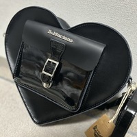 おしゃれ女子のみぞ知る『ドクターマーチン』の穴場バッグ!〈おすすめ3選〉