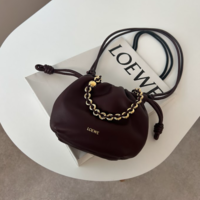 【収納力・サイズ感】ロエベの「フラメンコパースミニ」を徹底調査!人気の理由や魅力は?