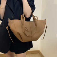 きれいなお姉さんがもっている♡「高すぎないトートバッグ」8選!