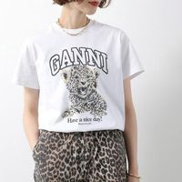 1枚で映える♡春夏の主役トップス図鑑!フリル、ロゴT、オフショルダーetc.