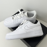 スカートとも好相性!「ナイキ」の万能スニーカーはコレ!