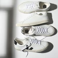 2025年春夏「大人スニーカー」完全ガイド|30代メンズが今買うべき10選