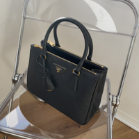 PRADAで叶える通勤スタイルの格上げ術:20代30代女性におすすめのバッグ特集