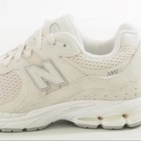 ニューバランス 「2002R」 人気色ガイド!今選ぶべきカラーと着こなしのコツ