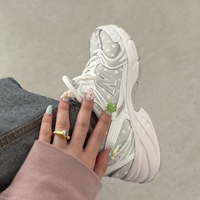 〈足が蒸れる・ニオう・ムレ対策〉夏でも快適に履ける通気性◎スニーカー特集