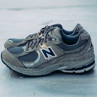 ニューバランス2002Rは本当に「ダサい」のか?男性が抱く疑問を徹底解明!