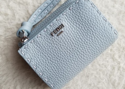 ステッチデザインが可愛い!FENDI(フェンディ)の三つ折り財布