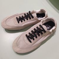 プラダの最旬スニーカー『コラプス』は薄底&スエードでトレンド感◎