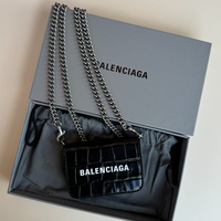 ミニバッグ代わりに持ちたい”ハイブランドのショルダーウォレット6選