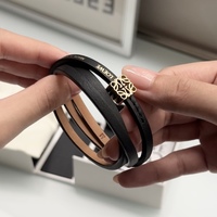 男女兼用ロエベの『ツイストバングル』で手もとをクラスアップ!