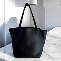 お洒落メンズ愛用ブランド「The Row(ザ・ロウ)」の静かなオーラを放つシンプルバッグ図鑑