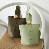 【LOEWE】“静かな名品”ペブルバッグが再び注目の的に。