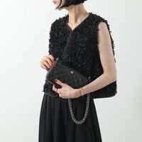 秋の装いにシャネルの「チェーンクラッチ」を!
