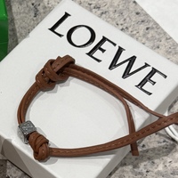 「4万円台以下」で手に入る!新たな季節に《ロエベ》の洗練アクセサリー投入