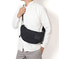 大人男性必見!ペットボトル・水筒がスマートに収まる「機能派ショルダーバッグ」で休日スタイルを格上げ!