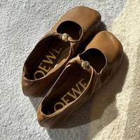 ロエベの25新作〈ペブル・バレエシューズ〉が足なじみ最高!