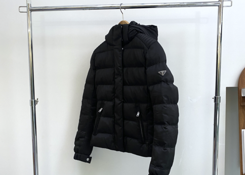 【知得】58%OFFも!PRADAのダウンは『海外アウトレット』で安く買おう♪