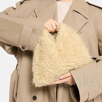 【2025年秋冬】大人のバッグトレンド速報!本当に使える流行バッグの選び方