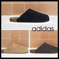 adidas Originals「Adimule Slides」—ラグジュアリー素材で格上げ足元