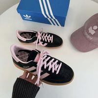 【公園ママの相棒】汚れも気にしない!アディダスの「おしゃれ黒スニーカー」