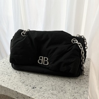 【10万円台】バレンシアガ「モナコバッグ」が使い回し抜群♡