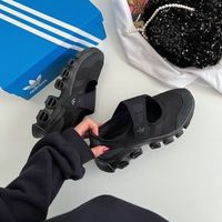 アディダスの大人向け「甘口スニーカー」6選-リボン付き・メリージェーンなど