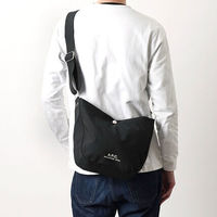 カフェで勉強・読書するメンズの「休日スマートバッグ」おすすめ7選!