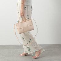 脱黒バッグ!秋冬は明るい色のミニバッグを持とう♡