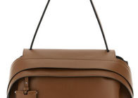 TOD'Sの名品バッグを徹底比較。〈Wave Bag Small〉vs〈T Timeless〉、本当に使いやすいのはどっち?