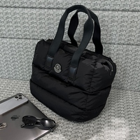 ふっくらとしたボリューム感で魅せる、モンクレールの「CARADOC」トートバッグが可愛い!