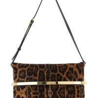 TOD'Sの新星「マゼンタ バッグ」──バレッタが光るバケット&クラッチで、日常をアップデート。