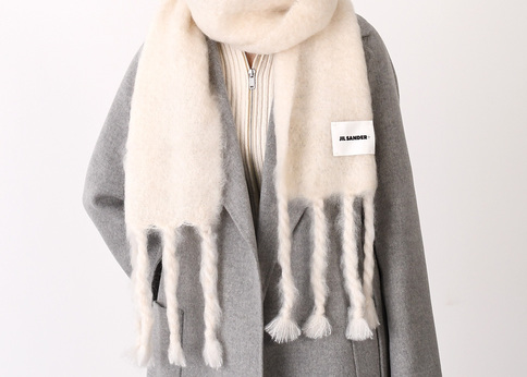 ランキング-【冬の主役】ロエベVSジルサンダー、マフラーで差がつく首元。