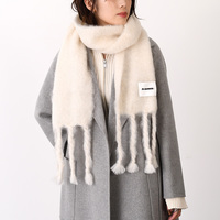 【冬の主役】ロエベVSジルサンダー、マフラーで差がつく首元。