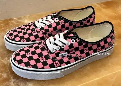 ランキング-ヴァレンティノ×バンズの“初コラボスニーカー”が爆売れ中!〈全6デザイン〉