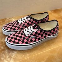 ヴァレンティノ×バンズの“初コラボスニーカー”が爆売れ中!〈全6デザイン〉