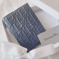 大人の旅の相棒に。憧れブランドの〈パスポートケース〉おすすめ3選