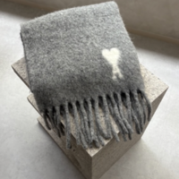 AMI PARISのマフラーなぜ人気?魅力を深堀り!-安く買う方法や口コミを総覧!