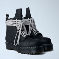 リックオウエンス×ドクターマーチン共作の〈ブーツ全3型〉が驚異の人気ぶり!