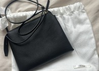 究極のシンプルがここに。ザ・ロウの〈Small Day Luxe〉が“大人の最終形バッグ”と話題