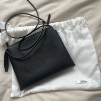 究極のシンプルがここに。ザ・ロウの〈Small Day Luxe〉が“大人の最終形バッグ”と話題