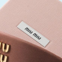 丸みの魔法に落ちる人続出。MiuMiuの〈レザークラッチ〉が大人の装いを更新する
