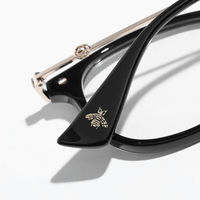 幸運の象徴“ハチ”のアイテムとともに新年を始めたい!〈ポーチ・アクセ・メガネ〉