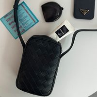 休日は身軽に!ボッテガの「ミニバッグ」で叶える、大人のリラックススタイル