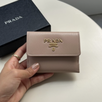 【2026年新作】プラダの人気財布5選!お財布の使い心地や収納力も徹底解説!